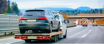 Auto wird auf einem Hänger abgeschleppt